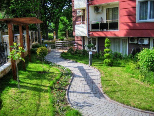Allia Apartments Ravda Esterno foto